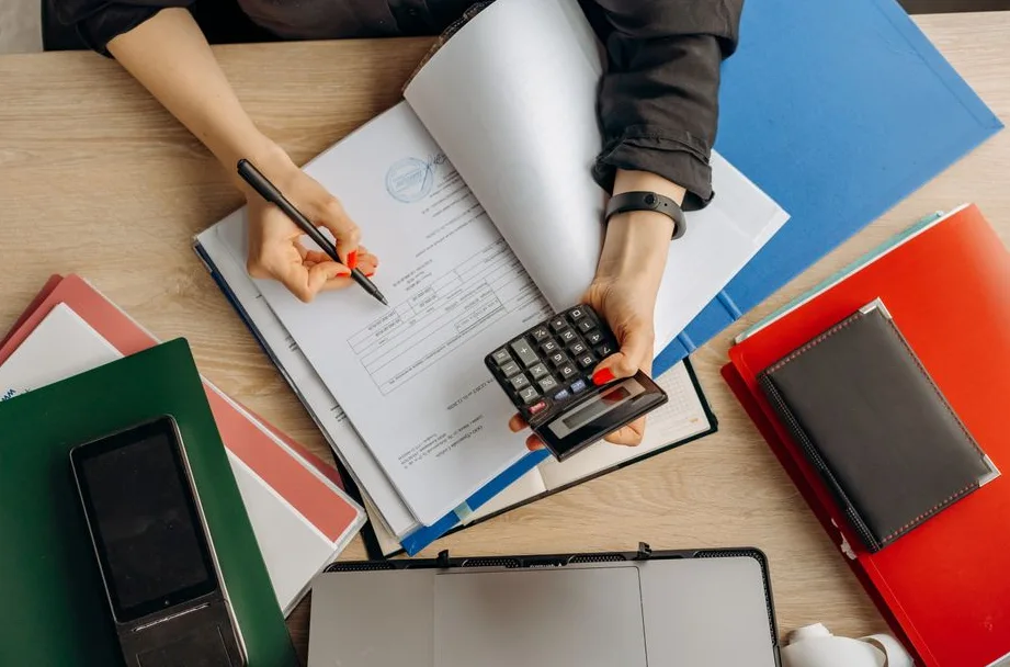 Tutor viewing a weekly earnings chart on a phone